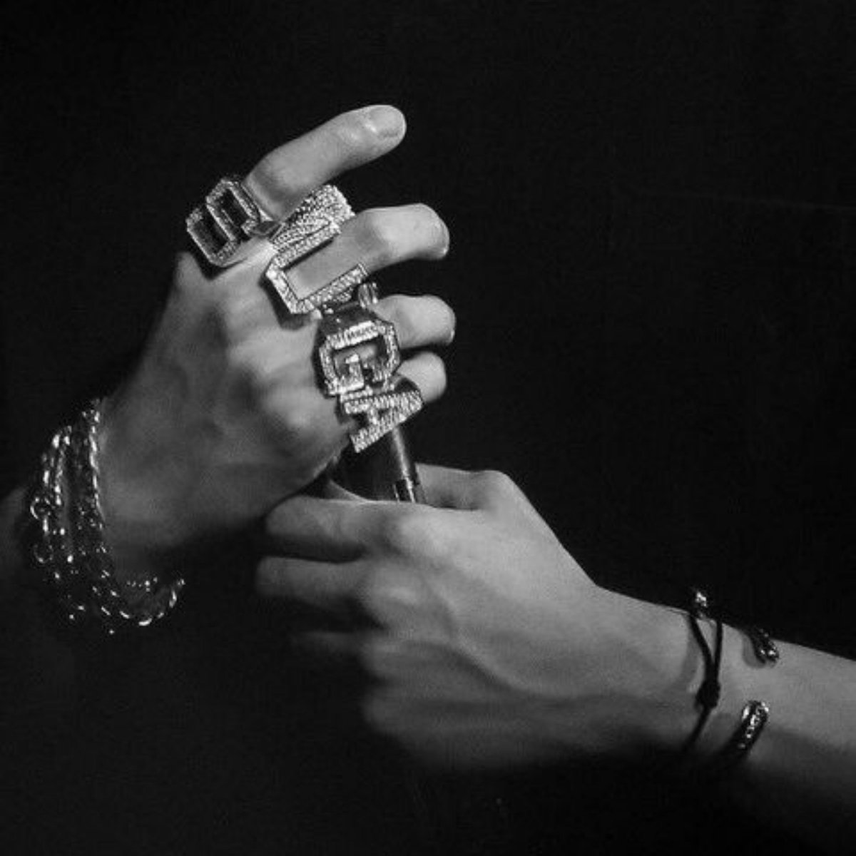 min_byeol7's tweet photo. Hand of Midas https://t.co/5gmrcFwIuQ