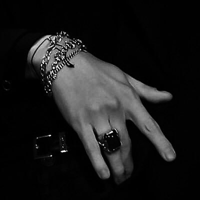 min_byeol7's tweet photo. Hand of Midas https://t.co/5gmrcFwIuQ