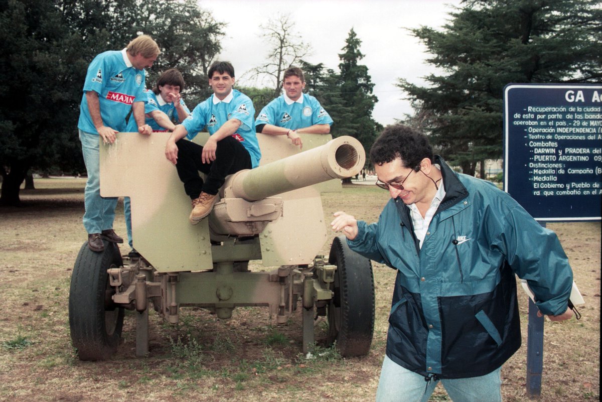 gfarias_MundoD's tweet photo. #UnaFotoCualquiera
Hace 29 años (5/10/1997). Una producción fotográfica para @LAVOZcomar con los cuatro mayores artilleros de Belgrano en AFA (Reinaldi, Blasón, Spallina y Artime), luego que @luifagol pasara a liderar el listado de goleadores del club. 
🎞️Víctor Saavedra https://t.co/KE5TTJS6wq