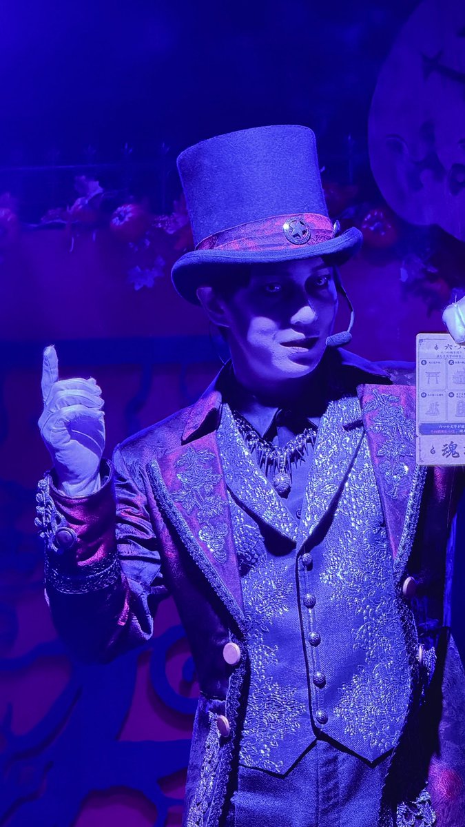 krt_tp6's tweet photo. 笑顔も冷めた顔もすてきな夜行さん🎩

#浅草怪宴夜行 #花やしき https://t.co/mnJf10pAYg