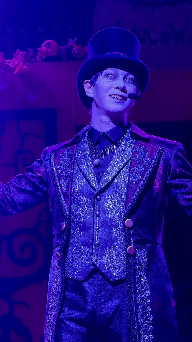 krt_tp6's tweet photo. 笑顔も冷めた顔もすてきな夜行さん🎩

#浅草怪宴夜行 #花やしき https://t.co/mnJf10pAYg