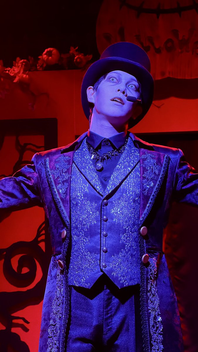 krt_tp6's tweet photo. 笑顔も冷めた顔もすてきな夜行さん🎩

#浅草怪宴夜行 #花やしき https://t.co/mnJf10pAYg