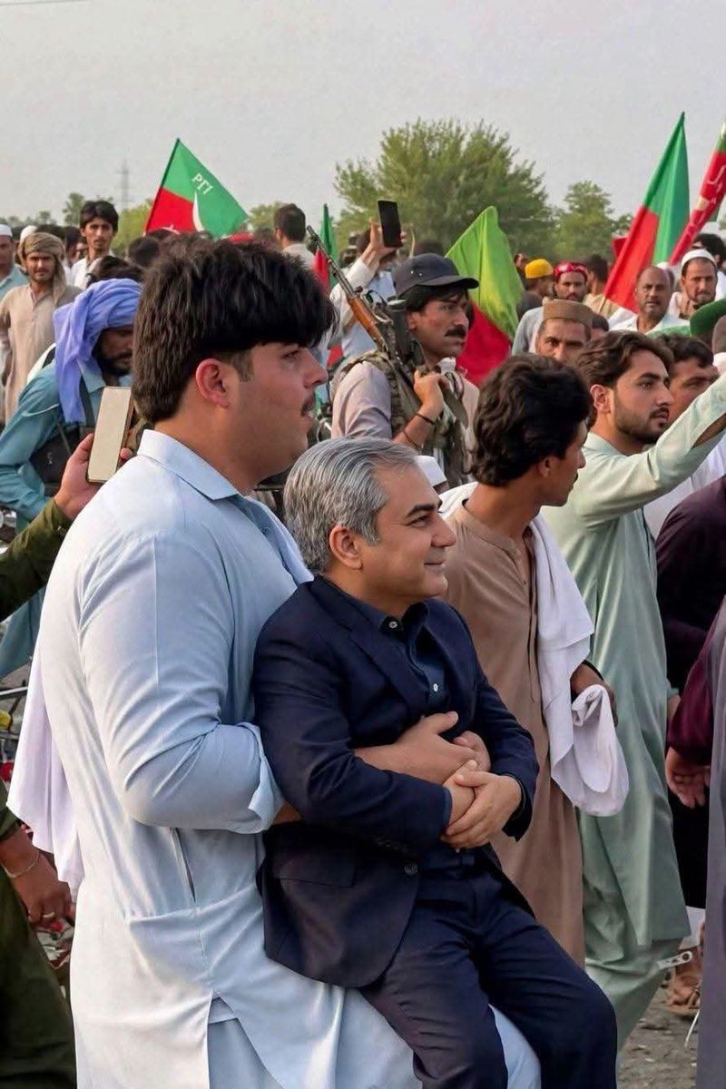 TariqRa42429072's tweet photo. نون لیگ کے رہنماؤں اور اسٹیبلشمنٹ کے کنٹرولڈ شدہ صحافیوں کی جانب سے تحریک انصاف کے کارکنوں کی اسلحے کے ساتھ سستی اے آئی فوٹو بنا کر سوشل میڈیا پر لگانے پر عوام کا جوابی ردعمل۔ https://t.co/0Ui7oG7mGS
