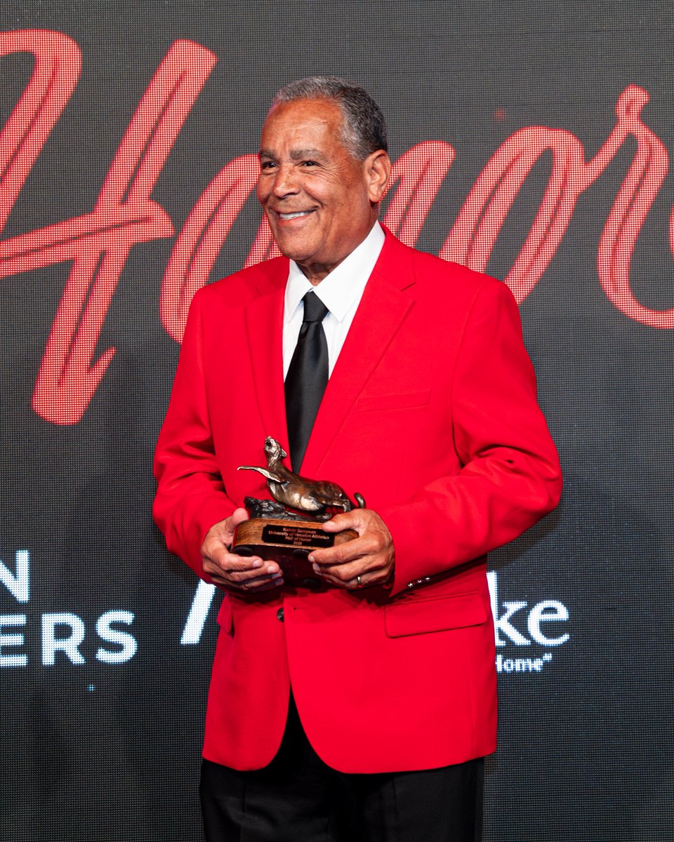 CoachSampsonUH's tweet photo. I have so much gratitude for being selected into the Hall of Honor. Recognizing our program, staff and players defines what is most important to all of us. Thank you and Go Coogs!!! https://t.co/gf63hXfH7L