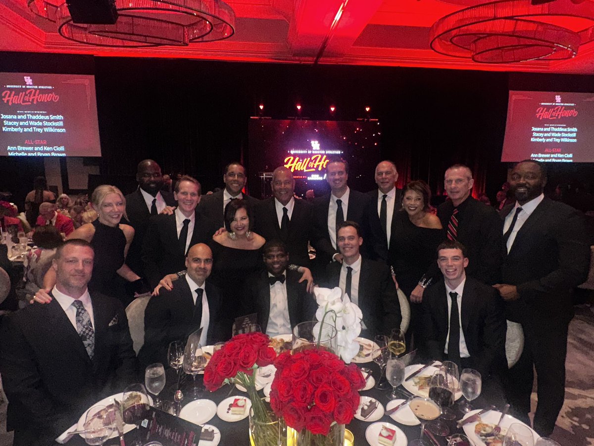 CoachSampsonUH's tweet photo. I have so much gratitude for being selected into the Hall of Honor. Recognizing our program, staff and players defines what is most important to all of us. Thank you and Go Coogs!!! https://t.co/gf63hXfH7L