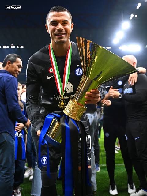 AnggaPutraF's tweet photo. Hatur nuhun Kang Emil. Scudetto punya, gelar di Timnas juga punya. Keren !!! https://t.co/yHqPWUeEMp
