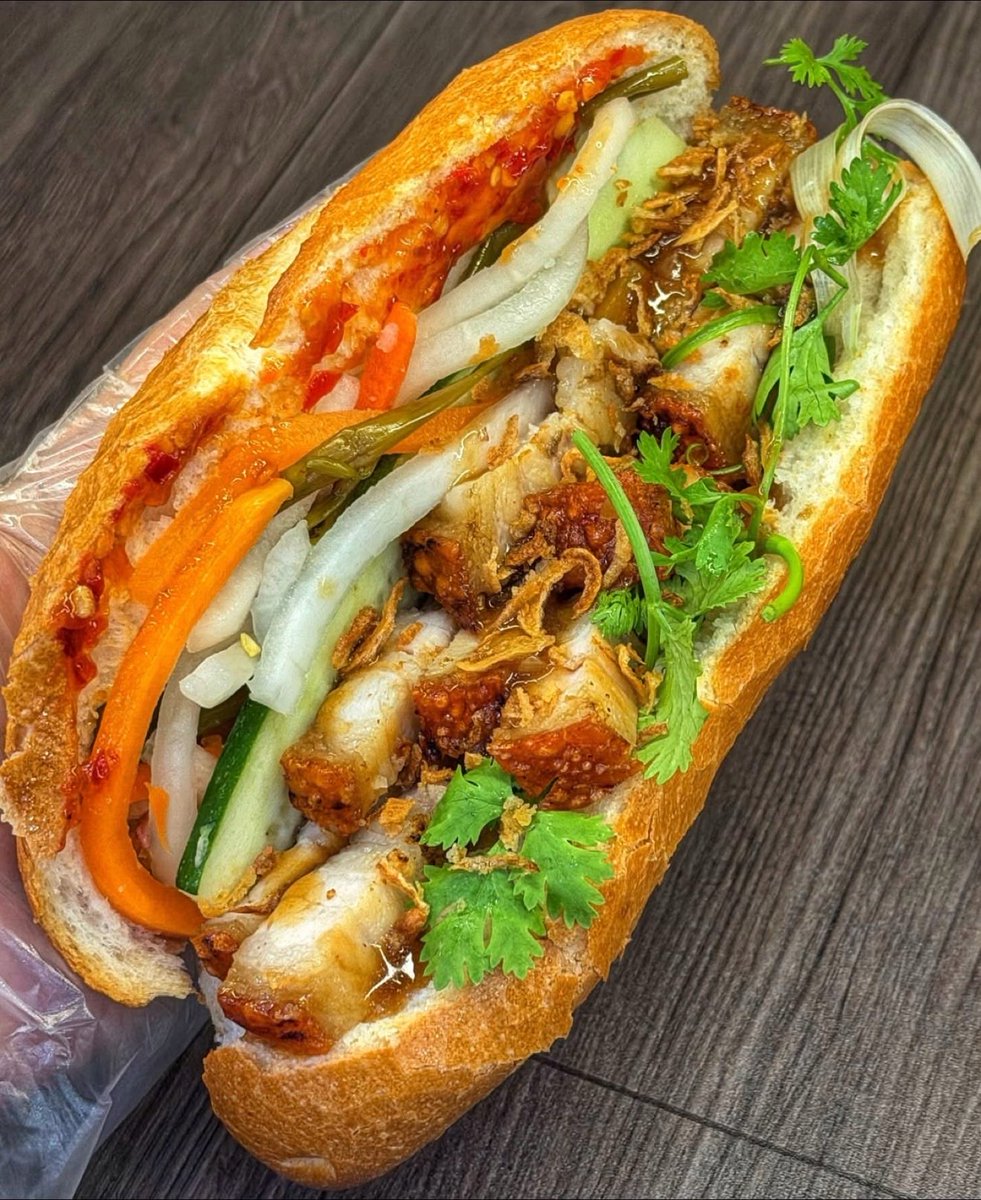 Louisb_crypto's tweet photo. Thứ 3 bánh mì heo quay. 🤤

Da giòn, thịt mềm, đồ chua, ngò và tương ớt. Cắn một miếng là thơm mỡ, đủ vị. Ổ bánh nóng, ăn liền cho đã. 

Chúc mọi người bữa ngon miệng 🥖🥩
#banhmiheoquay #anvat #thuba https://t.co/68dPTKJoL3