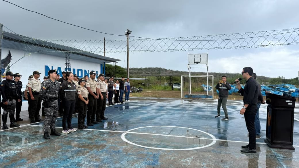 CGGalapagos's tweet photo. Desde el #CGREG fortalecemos la gestión en territorio con la incorporación de Víctor Castro como intendente general de Policía, quien inició sus actividades con un acercamiento a la @PoliciaEcuador para coordinar acciones conjuntas en materia de seguridad ciudadana. https://t.co/Uja5LgghaA
