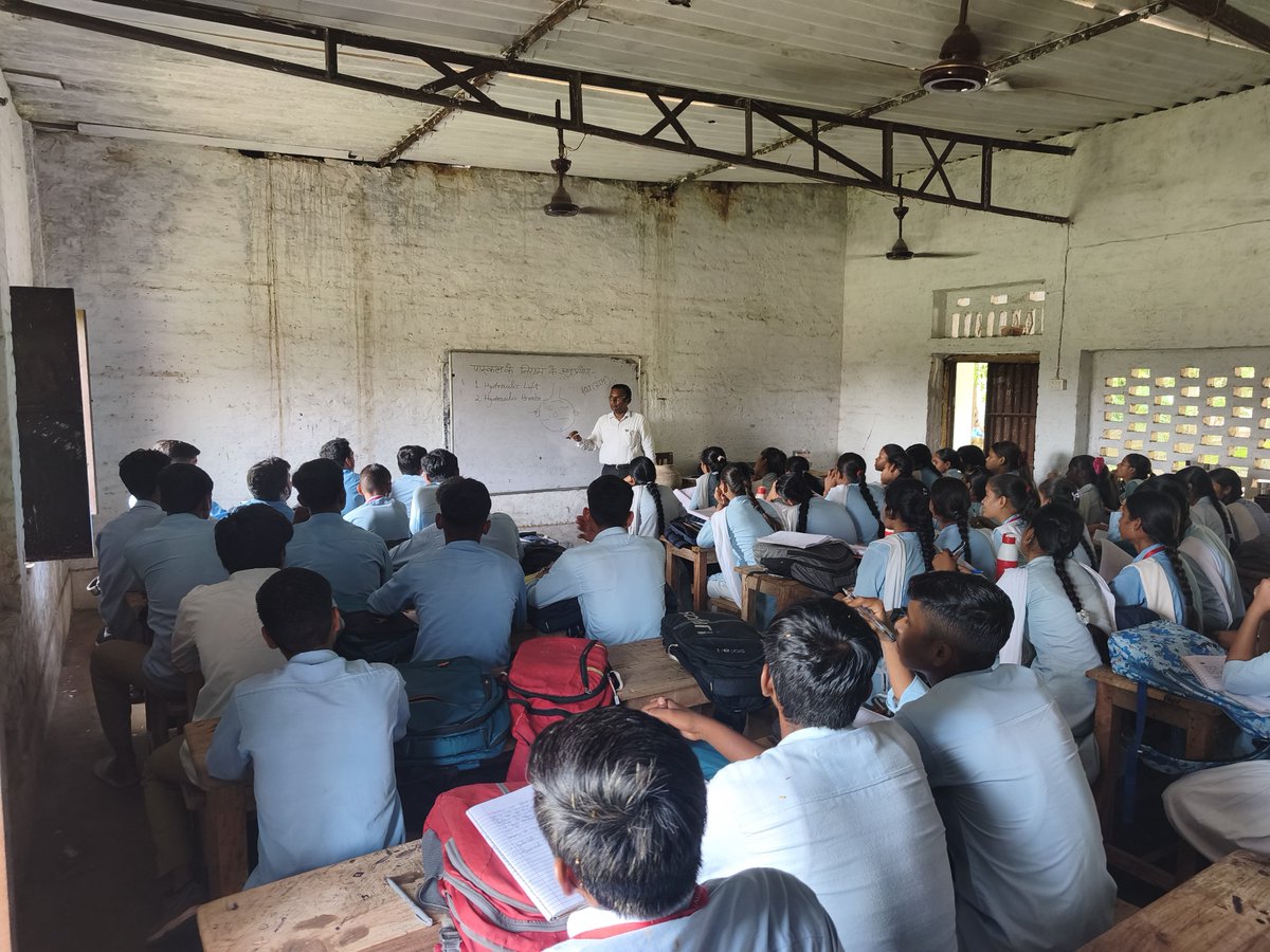 SVIC_Sahar's tweet photo. विद्यालय में गठित Vivekanand Eco Club के अन्तर्गत काम करने वाली टीम GenCAN द्वारा पौधा रोपित किया गया। धन्यवाद टीम। #svicsahar https://t.co/QKgVPBDRVf