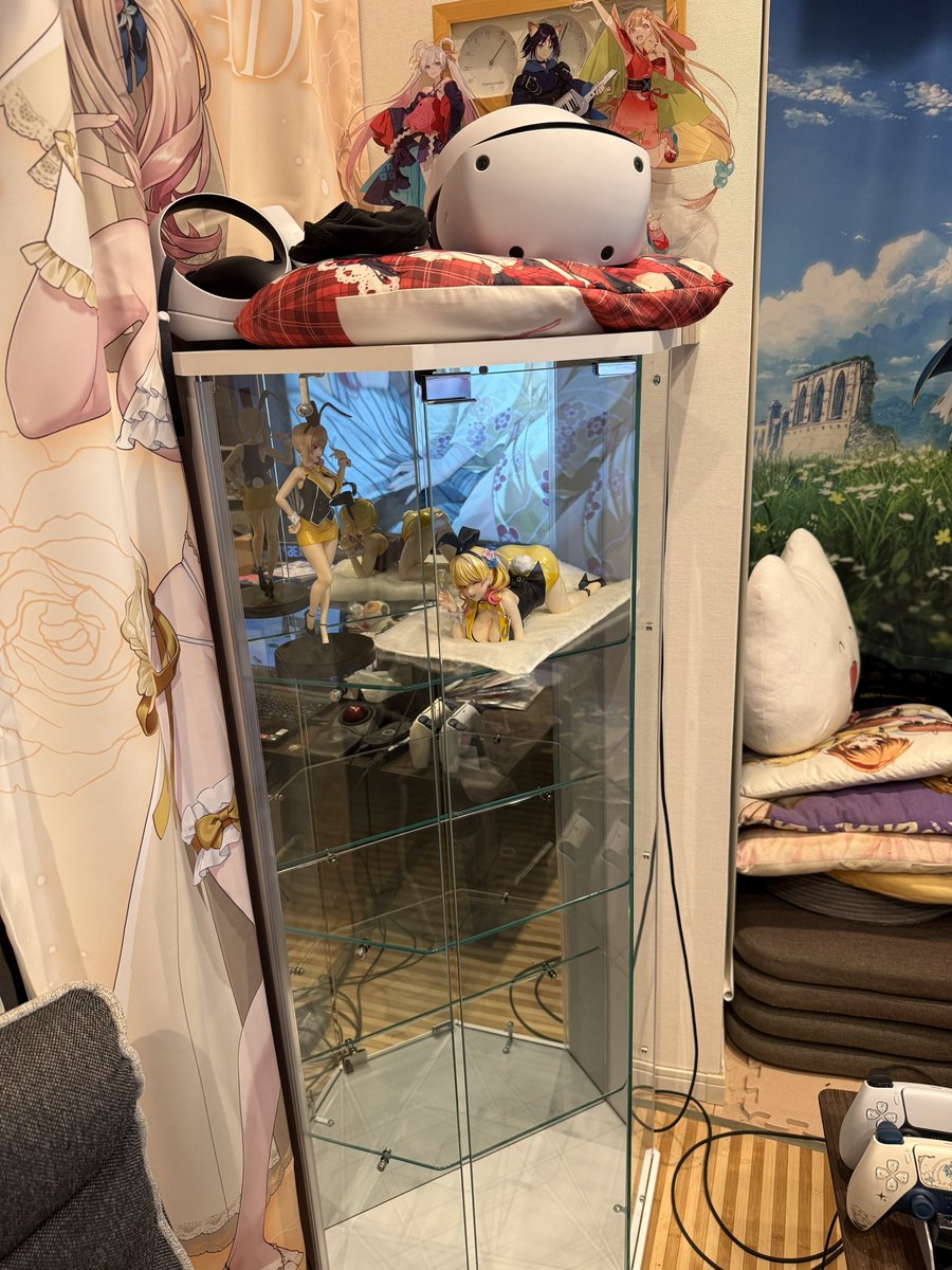 rinakoe's tweet photo. 続いて、BAALコーナー1195mm

まだ全然埋まって無いですが、1/4スケールの #バニーガーデン のお紳士様向けのポーズのやつが占拠していく未来が見える……

とりあえずさ、やっぱり！背面ミラー！あった方がいいぞ！！！！ https://t.co/tlSwGnucHp