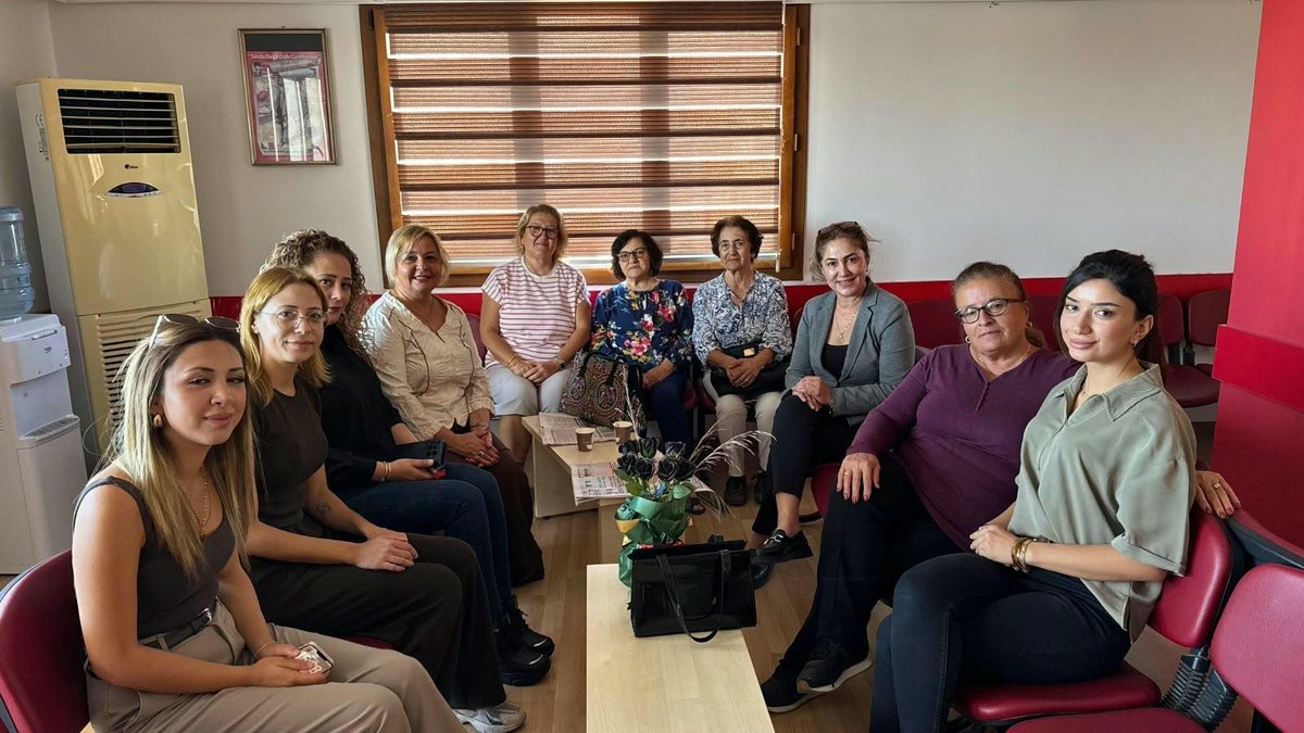ckdgenelmerkez_'s tweet photo. 📌 CKD Didim Şube Başkanımız ve şube yöneticilerimiz, Didim CHP Kadın Kolları’nı ziyaret etti.

Gerçekleştirilen buluşmada Milli Kadın Hareketi üzerine açıklamalar ve değerlendirmeler yapılırken, kadınların toplumsal yaşamda daha etkin ve örgütlü bir şekilde yer almasına ilişkin karşılıklı görüş alışverişinde bulunuldu.

Ziyaret sırasında Didim CHP Kadın Kolları Başkanı Kıymet Bosdan ve yönetim kurulu üyeleri, Cumhuriyet Kadınları Derneği’ne üye oldular.