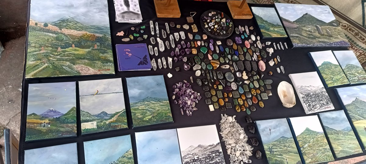 PlasticDensity's tweet photo. Paintings and Gems, perfect combination.
#painting #artwork #art #HalverEduardo #PlasticDensity #ContemporaryArt #Ecuador #abstractart #abstractpainting #ArtonTwitter #Artist #Painter #VisualArt #photography
#PlazadelosPonchos #Yarumbi https://t.co/PI0fwwfV3V