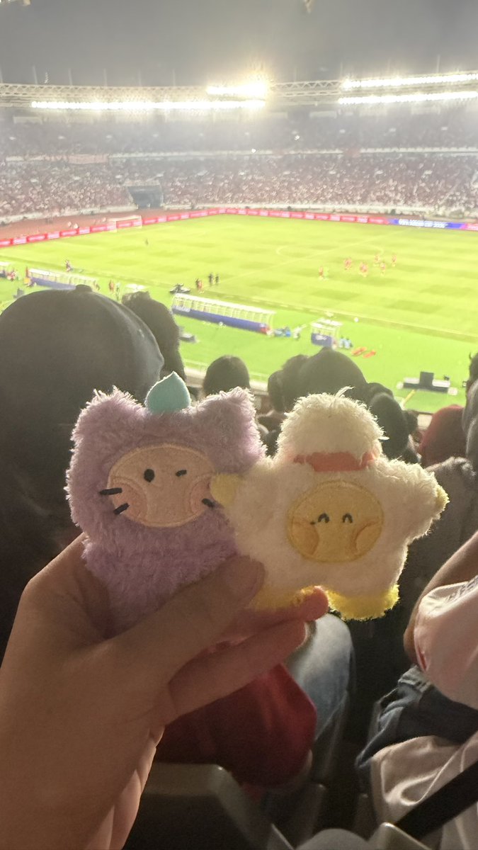 aiurskiest's tweet photo. Romli melihat secara langsung kemenangan KING INDONESIA UNTUK FINAL FIFA ASEAN CUP🥳🥳🥳🥳 WKWKWKW lucu banget, tadi teume kena notice kamera oi😭 (btw maaf suara teriakannya tidak terkontrol) https://t.co/j0PJImvc3T