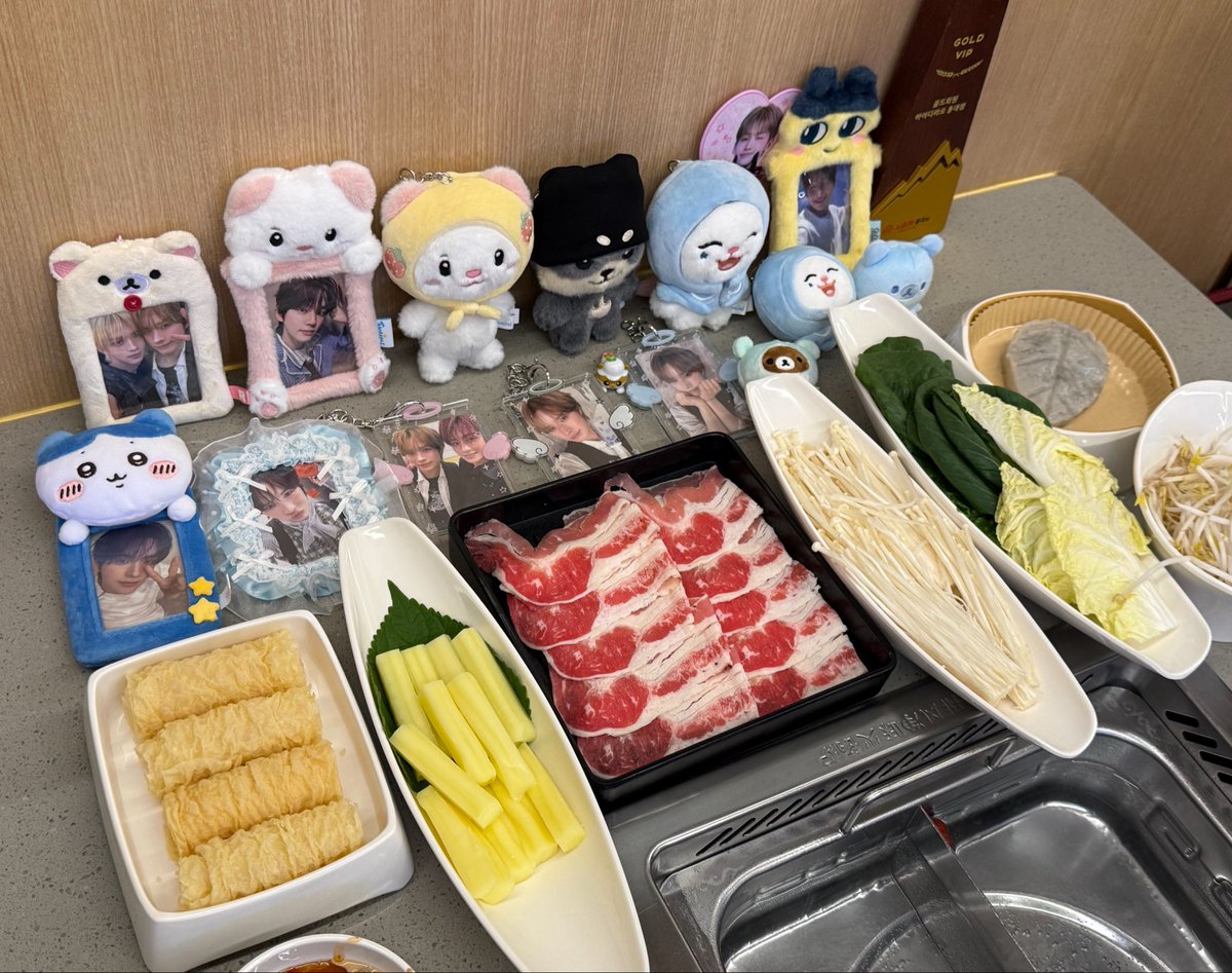 svirhn's tweet photo. 너무많이먹어서쪽이만큼배가나옴 https://t.co/lHFsjSeQgH