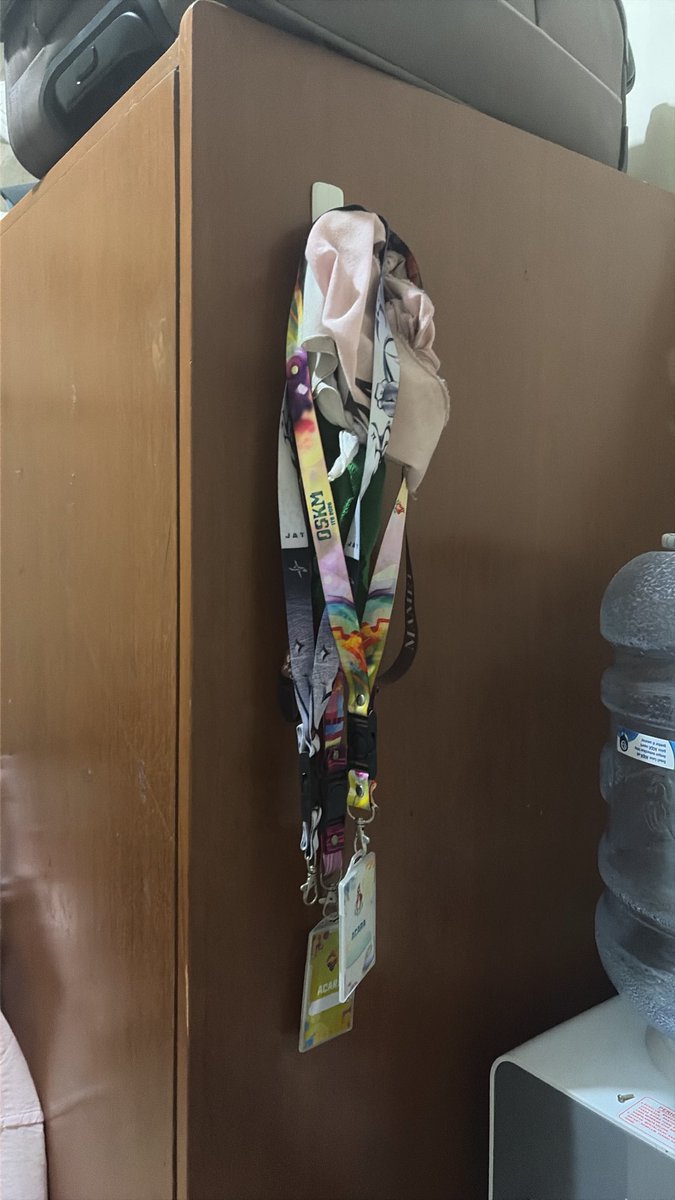 rrrelannndd's tweet photo. orang mah gantung medali, gw gantung lanyard manit alias BERGUNA (guna sih) https://t.co/c6Il4lAkPP