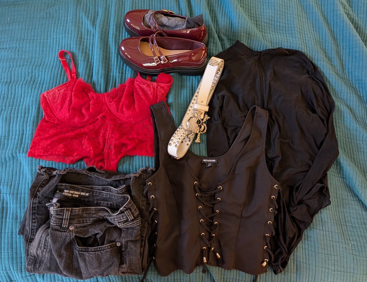 Sjarseneault1's tweet photo. #ootdpreview #gothbaddie https://t.co/rLT5ml2SOU