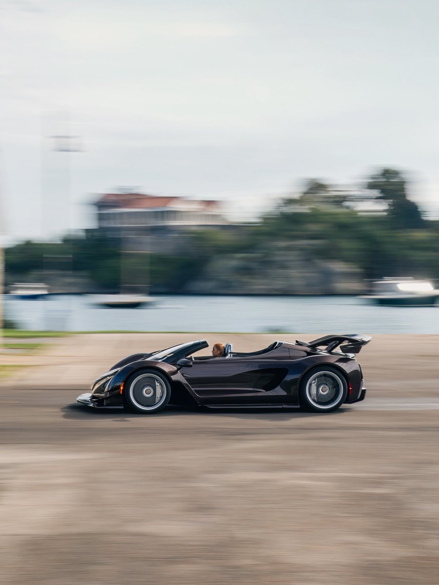 CzingerVehicles's tweet photo. Removing the roof lets early autumn air and the sound of our 11,000-rpm V8 into the 21C Spyder’s cockpit, making a morning cruise around Newport an unforgettable drive.

#Czinger21C #MadeInAmerica #CaliforniaHypercar https://t.co/dDmkv3hgul