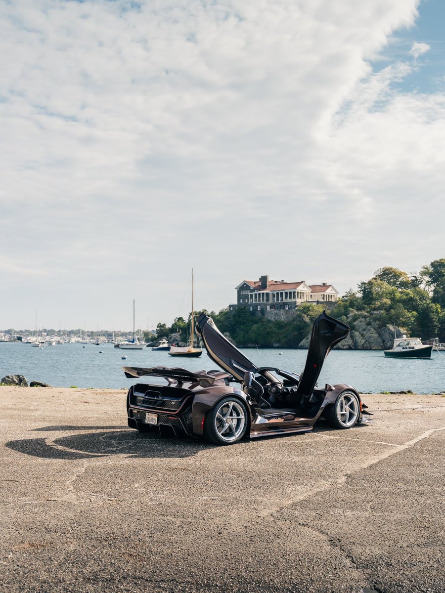 CzingerVehicles's tweet photo. Removing the roof lets early autumn air and the sound of our 11,000-rpm V8 into the 21C Spyder’s cockpit, making a morning cruise around Newport an unforgettable drive.

#Czinger21C #MadeInAmerica #CaliforniaHypercar https://t.co/dDmkv3hgul