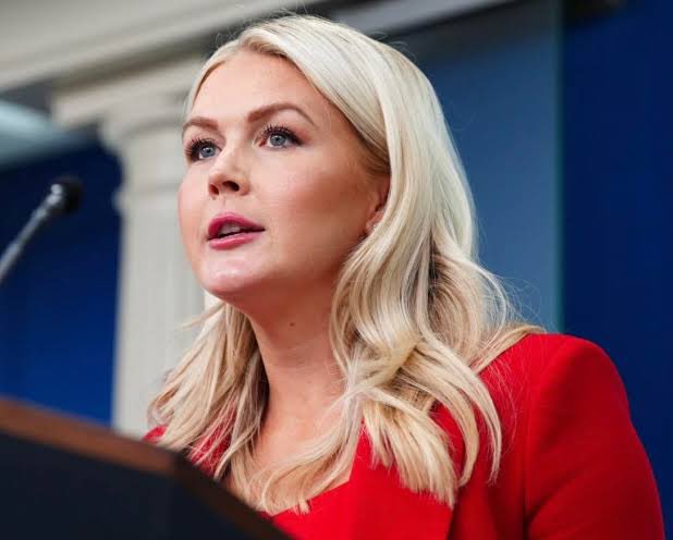 AMERICATIMENews's tweet photo. 🔥🔥Karoline Leavitt inicia nueva etapa en Fox News

La exsecretaria de prensa de la Casa Blanca, Karoline Leavitt, se incorporará como colaboradora en pantalla de Fox News a partir del 1 de noviembre. 

Tras dejar su cargo en agosto, llevará a la cadena su experiencia en la Casa Blanca y en la campaña presidencial, iniciando así una nueva etapa en los medios.

🔹Leavitt renunció a la Casa Blanca en agosto después de hacer historia como la secretaria de prensa más joven, diciendo que quería dedicar más tiempo a sus dos hijos pequeños.

https://t.co/9opb4tcoUS