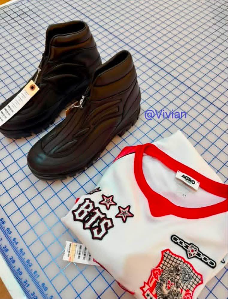 LottiesxWorld's tweet photo. Jimin’s Tshirt and Namjoon’s shoes from the FIFA auction arrived at their owner!!! 

OMFG $110K 😭😭😭 https://t.co/0NWHFCEyQd
