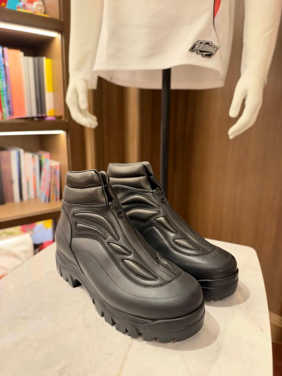 LottiesxWorld's tweet photo. Jimin’s Tshirt and Namjoon’s shoes from the FIFA auction arrived at their owner!!! 

OMFG $110K 😭😭😭 https://t.co/0NWHFCEyQd