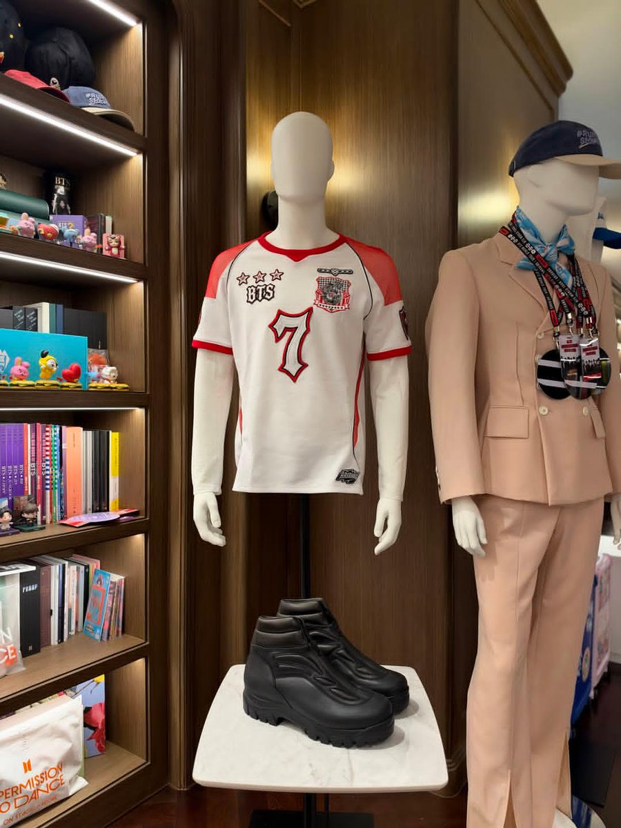 LottiesxWorld's tweet photo. Jimin’s Tshirt and Namjoon’s shoes from the FIFA auction arrived at their owner!!! 

OMFG $110K 😭😭😭 https://t.co/0NWHFCEyQd