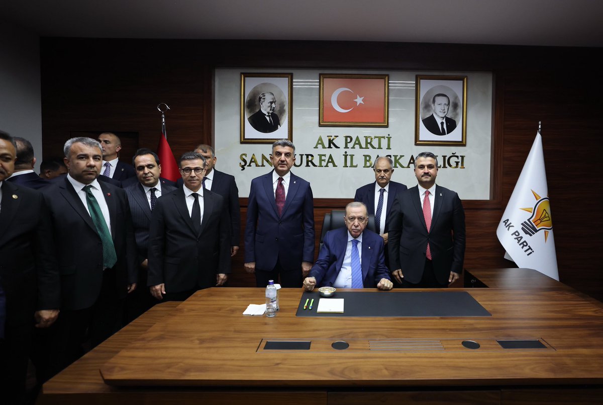 byildiz63's tweet photo. 📍 AK Parti Şanlıurfa İl Başkanlığı

Cumhurbaşkanımız ve Genel Başkanımız Sayın Recep Tayyip Erdoğan’ın teşrifleriyle gerçekleştirilen İl Başkanlığımızın yeni hizmet binasının açılışında, Sayın Cumhurbaşkanımızla aynı karede buluşmanın mutluluğunu yaşadık.

Liderimizin izinde, milletimize hizmet yolunda aynı inanç, aynı heyecan ve aynı kararlılıkla yürümeye devam ediyoruz. 🇹🇷

Rabbim birlik ve beraberliğimizi daim, yolumuzu açık eylesin.

@RTErdogan