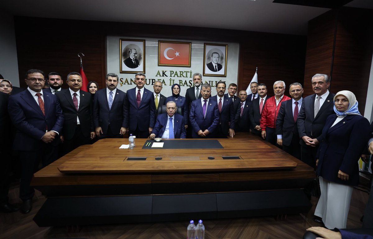 byildiz63's tweet photo. 📍 AK Parti Şanlıurfa İl Başkanlığı

Cumhurbaşkanımız ve Genel Başkanımız Sayın Recep Tayyip Erdoğan’ın teşrifleriyle gerçekleştirilen İl Başkanlığımızın yeni hizmet binasının açılışında, Sayın Cumhurbaşkanımızla aynı karede buluşmanın mutluluğunu yaşadık.

Liderimizin izinde, milletimize hizmet yolunda aynı inanç, aynı heyecan ve aynı kararlılıkla yürümeye devam ediyoruz. 🇹🇷

Rabbim birlik ve beraberliğimizi daim, yolumuzu açık eylesin.

@RTErdogan