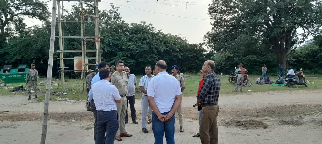 spkoderma1's tweet photo. आगामी दुर्गा पूजा के मद्देनजर पुलिस अधीक्षक, कोडरमा द्वारा जिले के विभिन्न पूजा पंडालों का लगातार निरीक्षण किया जा रहा है।इसी क्रम में आज तिलैया एवं कोडरमा थाना अंतर्गत विभिन्न पूजा पंडालों का निरीक्षण कर श्रद्धालुओं की शांति, सुरक्षा एवं सुगम यातायात व्यवस्था का जायजा लिया गया l https://t.co/5Dh5QISyur