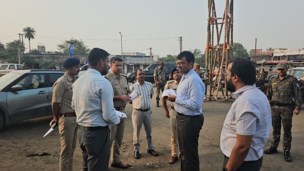 spkoderma1's tweet photo. आगामी दुर्गा पूजा के मद्देनजर पुलिस अधीक्षक, कोडरमा द्वारा जिले के विभिन्न पूजा पंडालों का लगातार निरीक्षण किया जा रहा है।इसी क्रम में आज तिलैया एवं कोडरमा थाना अंतर्गत विभिन्न पूजा पंडालों का निरीक्षण कर श्रद्धालुओं की शांति, सुरक्षा एवं सुगम यातायात व्यवस्था का जायजा लिया गया l https://t.co/5Dh5QISyur