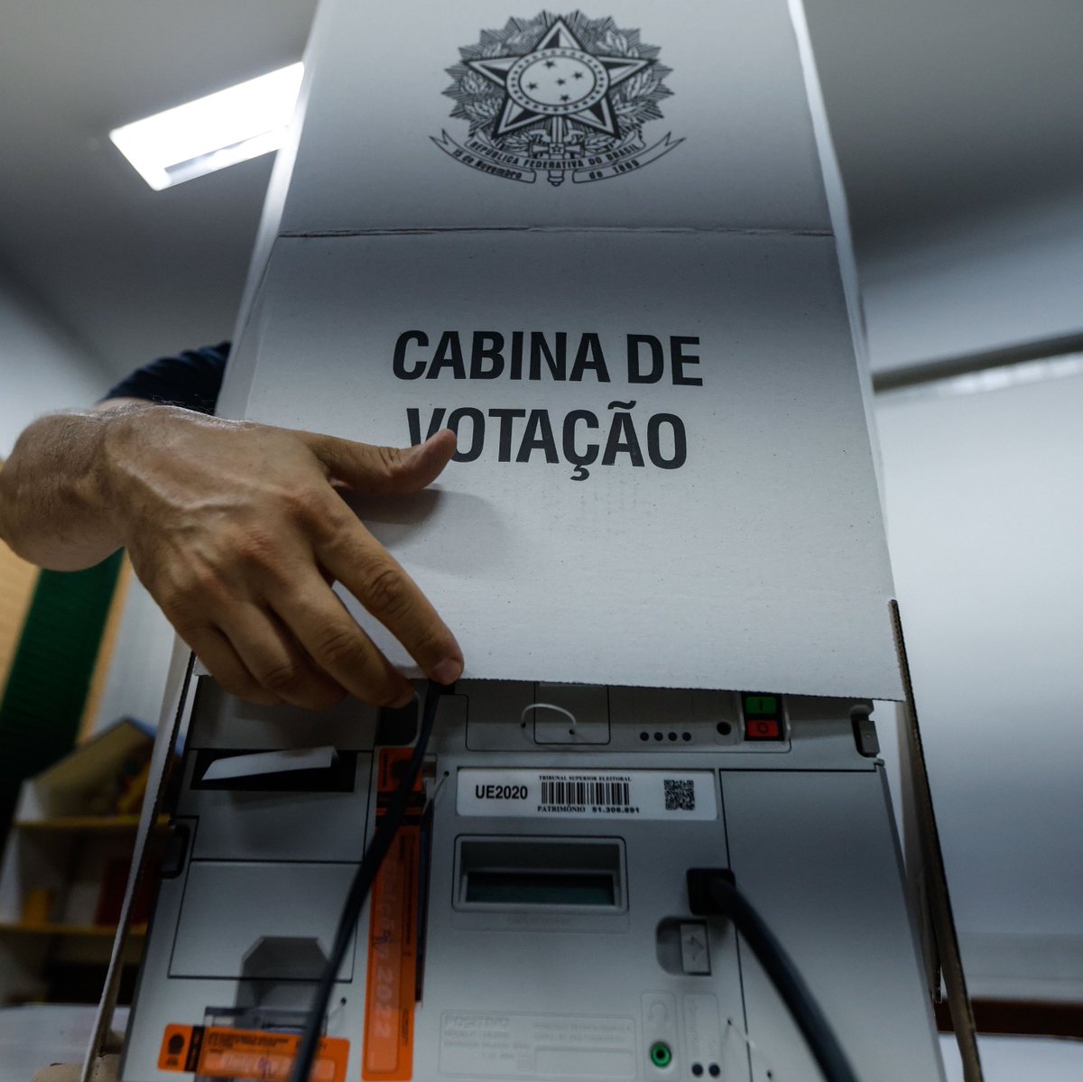 updatecharts's tweet photo. UÉ? Donald Trump ELOGIA a rapidez da apuração das eleições presidenciais brasileiras e, ao comparar o processo com o dos Estados Unidos, afirma que a votação norte-americana é CORRUPTA:

"125 milhões de pessoas votaram hoje no primeiro turno da eleição presidencial do Brasil. Os resultados saíram pouco depois do encerramento da votação, NO MESMO DIA! Em Detroit, Filadélfia, Califórnia e várias outras cidades e estados dos EUA, os resultados, com números muito menores, muitas vezes levam semanas para serem fraudados — quer dizer, calculados. A votação nos Estados Unidos é CORRUPTA!!!".