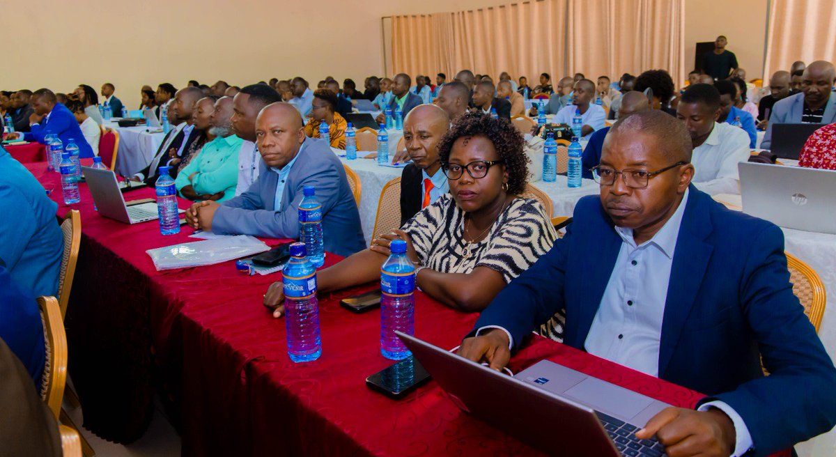 LeRenouveauBdi's tweet photo. Lancée à @Gitega, cette formation concerne dans un premier temps les journalistes des provinces de #Gitega et @BuhumuzaProvinc, avant de s’étendre à l’ensemble du pays. Au total, 300 professionnels des médias seront formés.

 #Burundi #Vision2040 #Vision2060. https://t.co/5hXawCqsbg