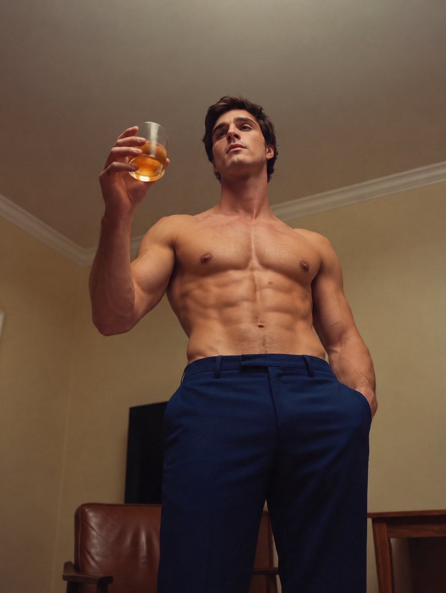 fxjuneboy3's tweet photo. Jacob Elordi flaunts his new physique in new photos https://t.co/5mloDaiGt2