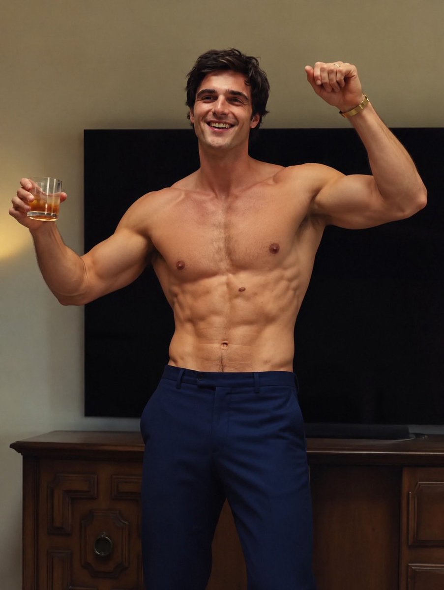fxjuneboy3's tweet photo. Jacob Elordi flaunts his new physique in new photos https://t.co/5mloDaiGt2