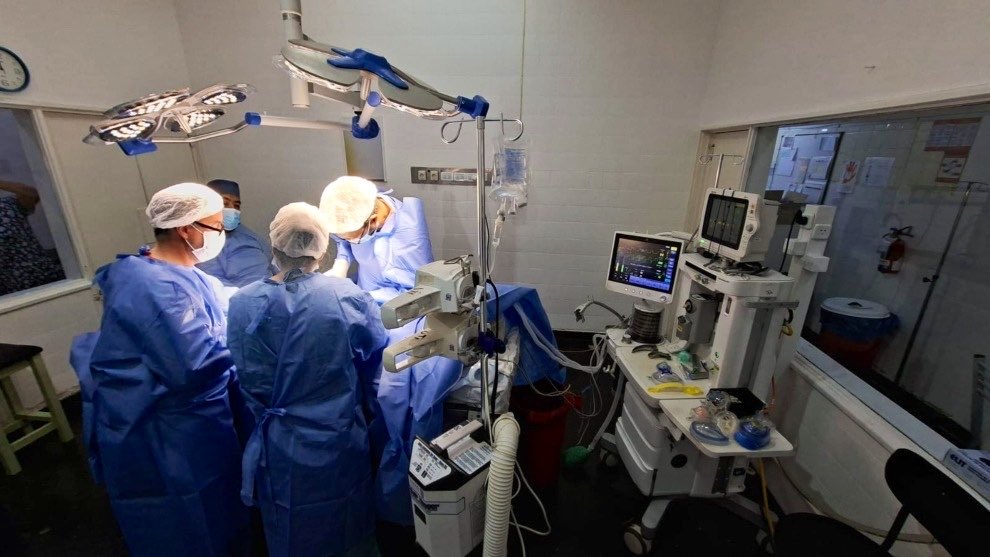 MartinLlaryora's tweet photo. SALUD PÚBLICA: OTRA CIRUGÍA INÉDITA EN CÓRDOBA

Quiero felicitar a todo el Servicio de Cirugía Pediátrica del Hospital Pediátrico del Niño Jesús por realizar, por primera vez en #Córdoba, una cirugía de vesícula asistida por fluorescencia a una adolescente de 13 años.

Es un verdadero orgullo que sigan sucediendo hitos de esta magnitud en nuestros hospitales públicos. Esto nos ratifica en el camino de seguir innovando y fortaleciendo la infraestructura, el equipamiento y la tecnología al servicio de la #salud.

Esta cirugía se realizó con un equipo de visualización de última tecnología que entregamos, a través del @minsaludcba, el año pasado. Además, incorporamos otros diez dispositivos de estas características en hospitales de nuestra provincia.
Vamos a seguir acercando tecnología de vanguardia a nuestros hospitales y a nuestros profesionales para mejorar cada vez más la atención que reciben todos los cordobeses.

En un contexto complicado, donde crece la demanda y la salud pública se enfrenta a más desafíos, nosotros elegimos invertir porque nuestra prioridad es cuidar vidas.

#HacerParaCrecer