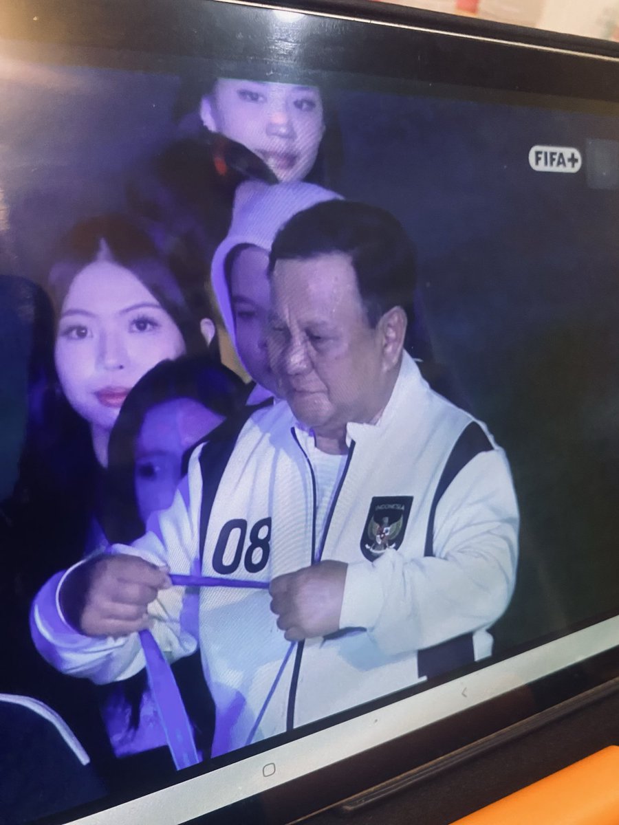 sayanawi's tweet photo. @gilabola_ina @CulerEagles guru penjas yg menyamar jd presiden https://t.co/HneZhB2udA