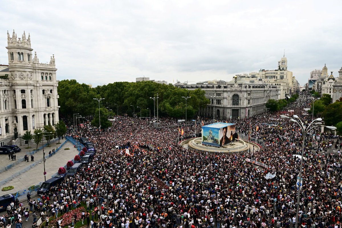 VishalBhargava5's tweet photo. Spain: Large-scale protests against the housing crisis
Short-term rentals like Airbnb, Fund purchases &amp; immigration has made rents double in the past decade. 
The honeymoon for most of Europe is over. It's about time. They have taken easy times for granted for too long. https://t.co/hhlmCZNTVE