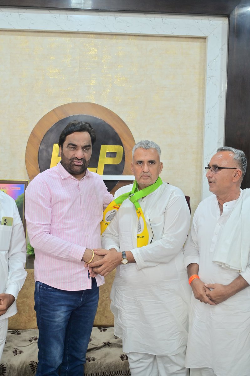 hanumanbeniwal's tweet photo. आज नागौर आवास पर रानीवाड़ा क्षेत्र से पधारे कांग्रेस पार्टी के वरिष्ठ नेता श्री परसराम जी ढाका (बिश्नोई) ने आज कांग्रेस पार्टी को छोड़कर राष्ट्रीय लोकतांत्रिक पार्टी (RLP) परिवार में अपनी आस्था व्यक्त करते हुए पार्टी की सदस्यता ग्रहण की।
परसराम जी पिछले 28 वर्षों से कांग्रेस पार्टी में ब्लॉक अध्यक्ष, यूथ कांग्रेस के जिला अध्यक्ष सहित विभिन्न पदों पर सक्रिय रूप से कार्य कर चुके है । 
आज उन्होंने RLP की विचारधारा एवं कार्यशैली से प्रभावित होकर हमारे साथ जुड़ने का निर्णय लिया।
RLP परिवार में उन���ा हार्दिक स्वागत एवं अभिनंदन।
इस अवसर पर श्री बाबूलाल सारण (सह प्रभारी,जिला जालोर),श्री मोहनलाल बिश्नोई,श्री किरताराम चौधरी,श्री श्रवण जाखड़,श्री जगदीश सारण आदि मौजूद रहे |
@RLPINDIAorg
