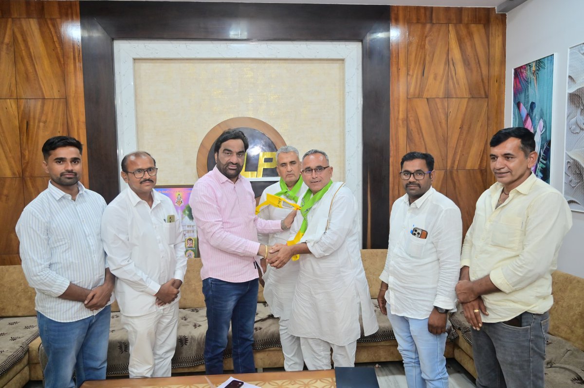 hanumanbeniwal's tweet photo. आज नागौर आवास पर रानीवाड़ा क्षेत्र से पधारे कांग्रेस पार्टी के वरिष्ठ नेता श्री परसराम जी ढाका (बिश्नोई) ने आज कांग्रेस पार्टी को छोड़कर राष्ट्रीय लोकतांत्रिक पार्टी (RLP) परिवार में अपनी आस्था व्यक्त करते हुए पार्टी की सदस्यता ग्रहण की।
परसराम जी पिछले 28 वर्षों से कांग्रेस पार्टी में ब्लॉक अध्यक्ष, यूथ कांग्रेस के जिला अध्यक्ष सहित विभिन्न पदों पर सक्रिय रूप से कार्य कर चुके है । 
आज उन्होंने RLP की विचारधारा एवं कार्यशैली से प्रभावित होकर हमारे साथ जुड़ने का निर्णय लिया।
RLP परिवार में उन���ा हार्दिक स्वागत एवं अभिनंदन।
इस अवसर पर श्री बाबूलाल सारण (सह प्रभारी,जिला जालोर),श्री मोहनलाल बिश्नोई,श्री किरताराम चौधरी,श्री श्रवण जाखड़,श्री जगदीश सारण आदि मौजूद रहे |
@RLPINDIAorg