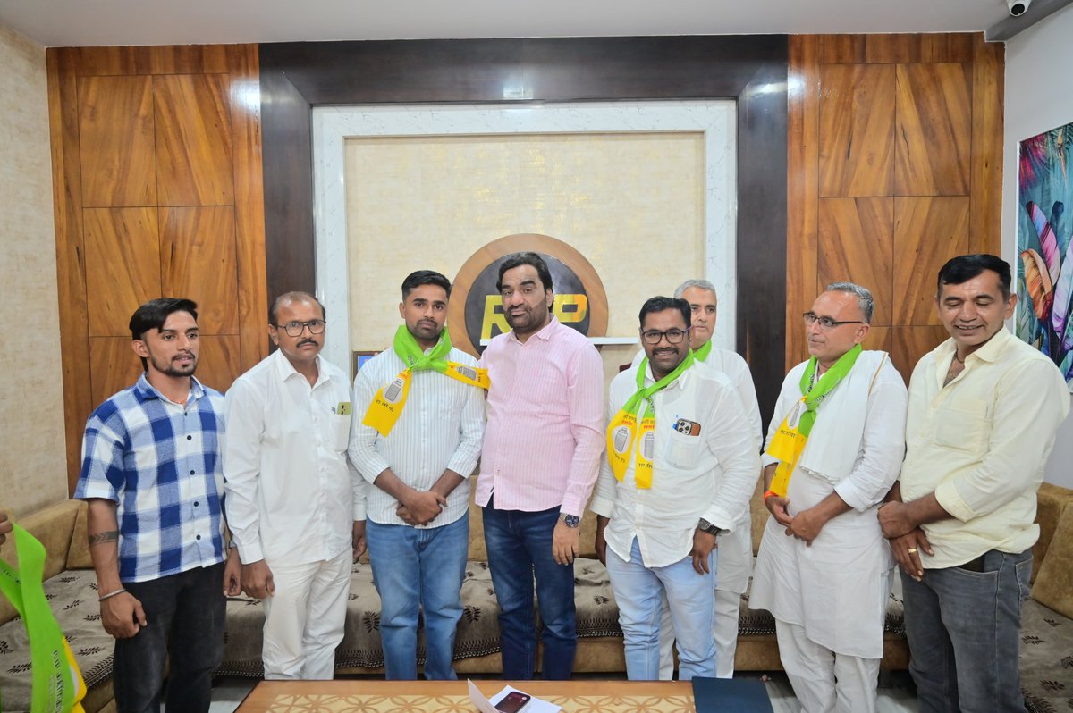 hanumanbeniwal's tweet photo. आज नागौर आवास पर रानीवाड़ा क्षेत्र से पधारे कांग्रेस पार्टी के वरिष्ठ नेता श्री परसराम जी ढाका (बिश्नोई) ने आज कांग्रेस पार्टी को छोड़कर राष्ट्रीय लोकतांत्रिक पार्टी (RLP) परिवार में अपनी आस्था व्यक्त करते हुए पार्टी की सदस्यता ग्रहण की।
परसराम जी पिछले 28 वर्षों से कांग्रेस पार्टी में ब्लॉक अध्यक्ष, यूथ कांग्रेस के जिला अध्यक्ष सहित विभिन्न पदों पर सक्रिय रूप से कार्य कर चुके है । 
आज उन्होंने RLP की विचारधारा एवं कार्यशैली से प्रभावित होकर हमारे साथ जुड़ने का निर्णय लिया।
RLP परिवार में उन���ा हार्दिक स्वागत एवं अभिनंदन।
इस अवसर पर श्री बाबूलाल सारण (सह प्रभारी,जिला जालोर),श्री मोहनलाल बिश्नोई,श्री किरताराम चौधरी,श्री श्रवण जाखड़,श्री जगदीश सारण आदि मौजूद रहे |
@RLPINDIAorg