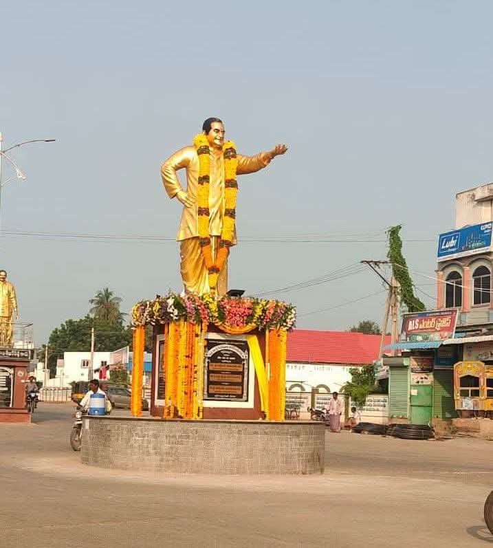 sanjusalva's tweet photo. గురజాల నగర పంచాయతీ బ్రహ్మానాయుడు / NTR circle 
 లోని అన్న ఎన్టీఆర్ గారి విగ్రహం 😍

#NTRLiveson #BharatratnaforNTR

#AnnaNTR #AnnaGaru https://t.co/qkVSRvTgsa