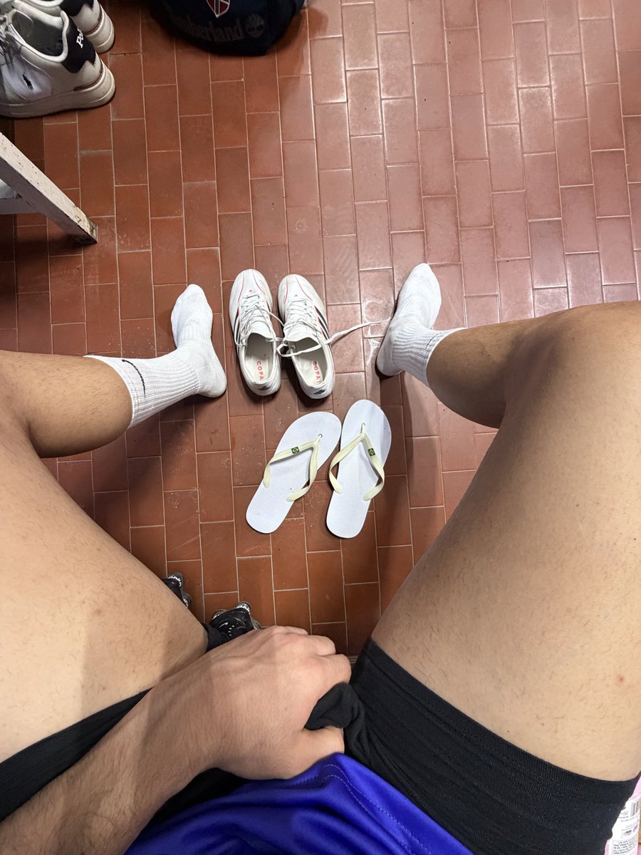 mastersoccerTO's tweet photo. Non mi mancava la puzza di cazzo misto piscio dello spogliatoio. https://t.co/jkOndLw405