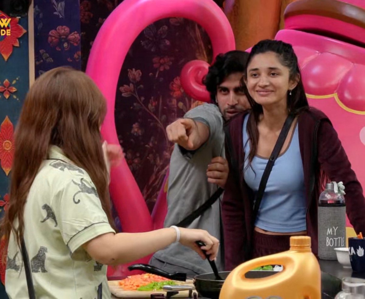 its_SanyHere's tweet photo. When Ragebaiter meets Ragebaiter 💀🤚
Bro Loved the way #KanikaMann and #Gullu Cooked Arishfa.
I wouldn't call it bully cuz it started from Arishfa and Unnecessary Streched it.
#BiggBoss20 https://t.co/04lU7VAlUr
