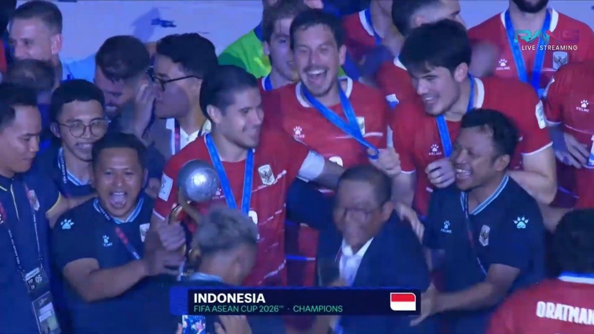 LambeResing's tweet photo. DAN AKHIRNYA RESMI JUGA

Timnas Indonesia lebih dulu menang piala sekaligus menjadi juara, ketimbang Ferrari juara dunia lagi di Formula 1.

Damn. https://t.co/4ksloWjwWr