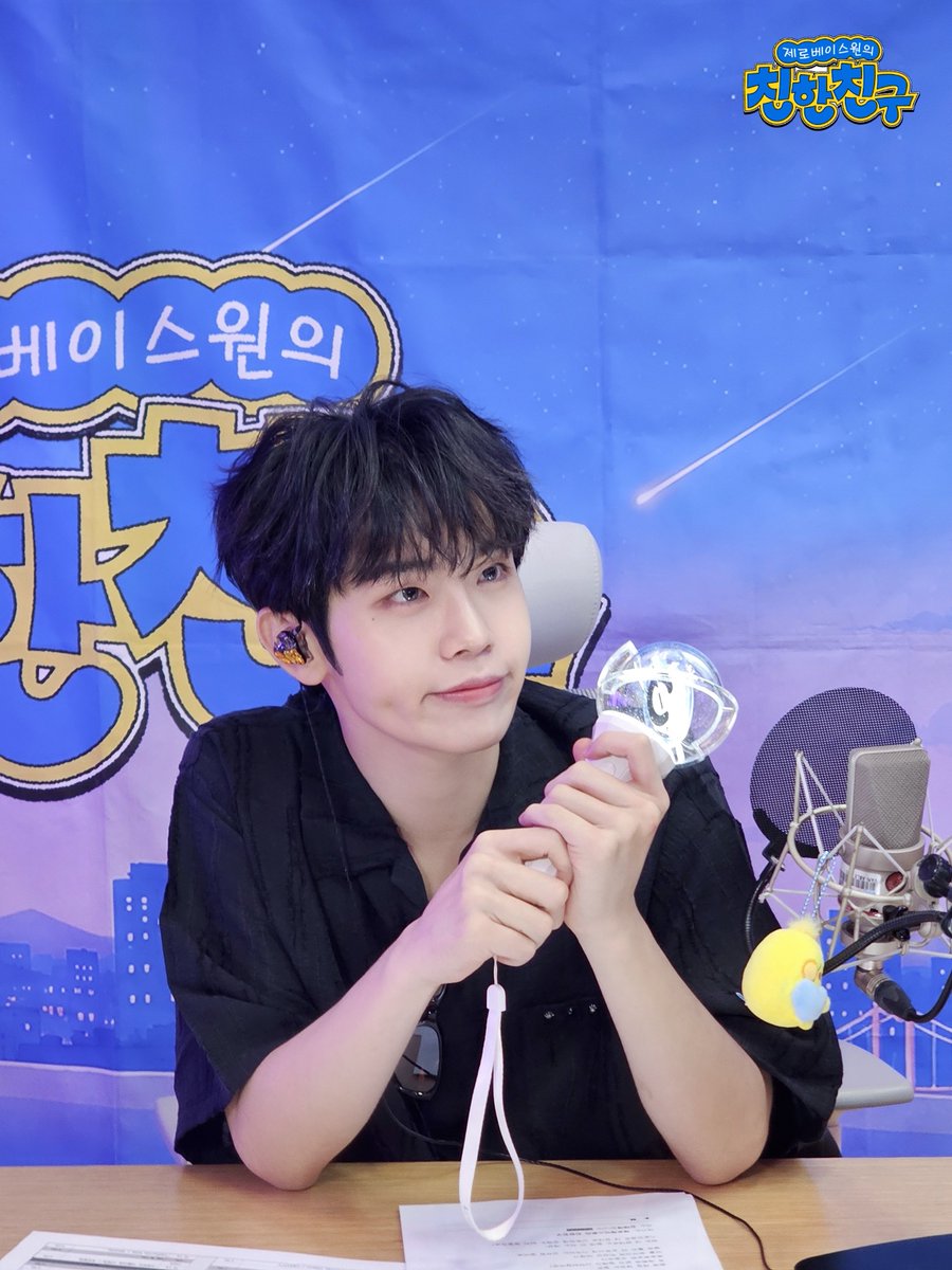 mbcbf_bf's tweet photo. 💛친친💛

#제로베이스원의친한친구
#김태래 #제로베이스원 #ZEROBASEONE @ZB1_official

완전 음악실에서 피아노치는 첫사랑 선배였다가
방금 태어난 갓기 디제이였다가
뒤돌아보면 또 세상에 다시 없을 미남이고
김태래 이 분 진짜 위험하네요;;;💛 https://t.co/jIRxXafHXu