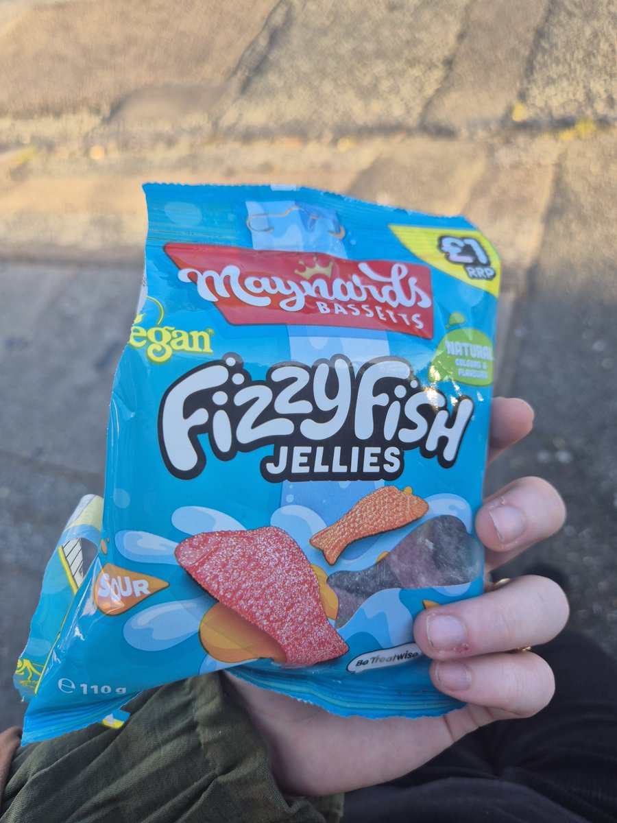 vulpesvulpes's tweet photo. 184cal sweets (8 of them :3), 1hr 15 workout, 6500 steps and 716cal burned yippee https://t.co/ASJng2p00X