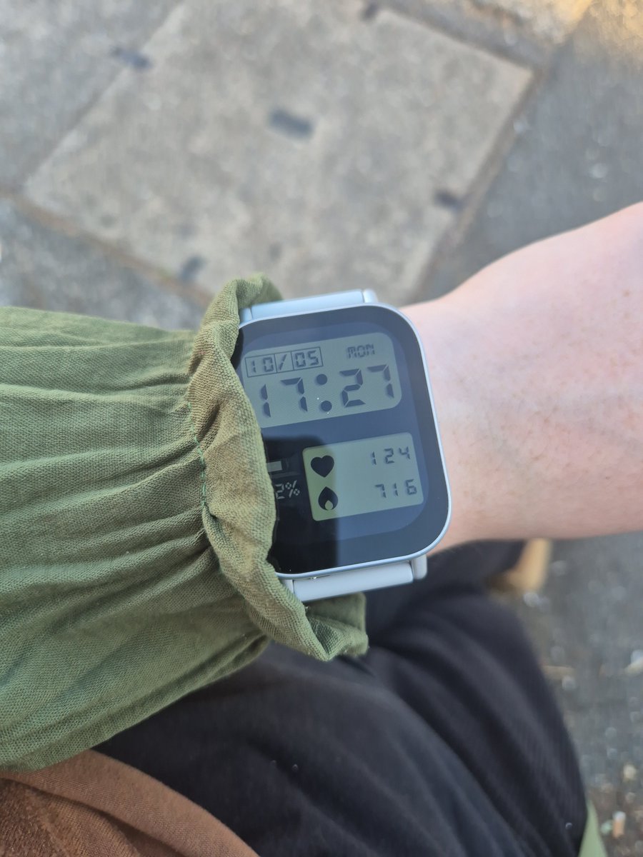 vulpesvulpes's tweet photo. 184cal sweets (8 of them :3), 1hr 15 workout, 6500 steps and 716cal burned yippee https://t.co/ASJng2p00X