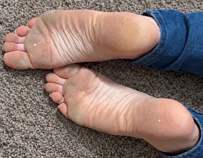 toe_smores's tweet photo. Mondays. Ugh!
On my feet. I work with my toes out so you can see my dirty soles. I clean up nice but nothing wrong with a bit of a mess ☺️🦶 https://t.co/KbMyGGl1O2