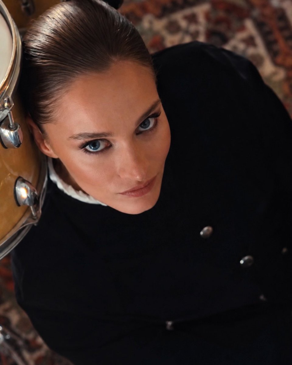 memalller's tweet photo. iconic girl https://t.co/AW8EHJCirp