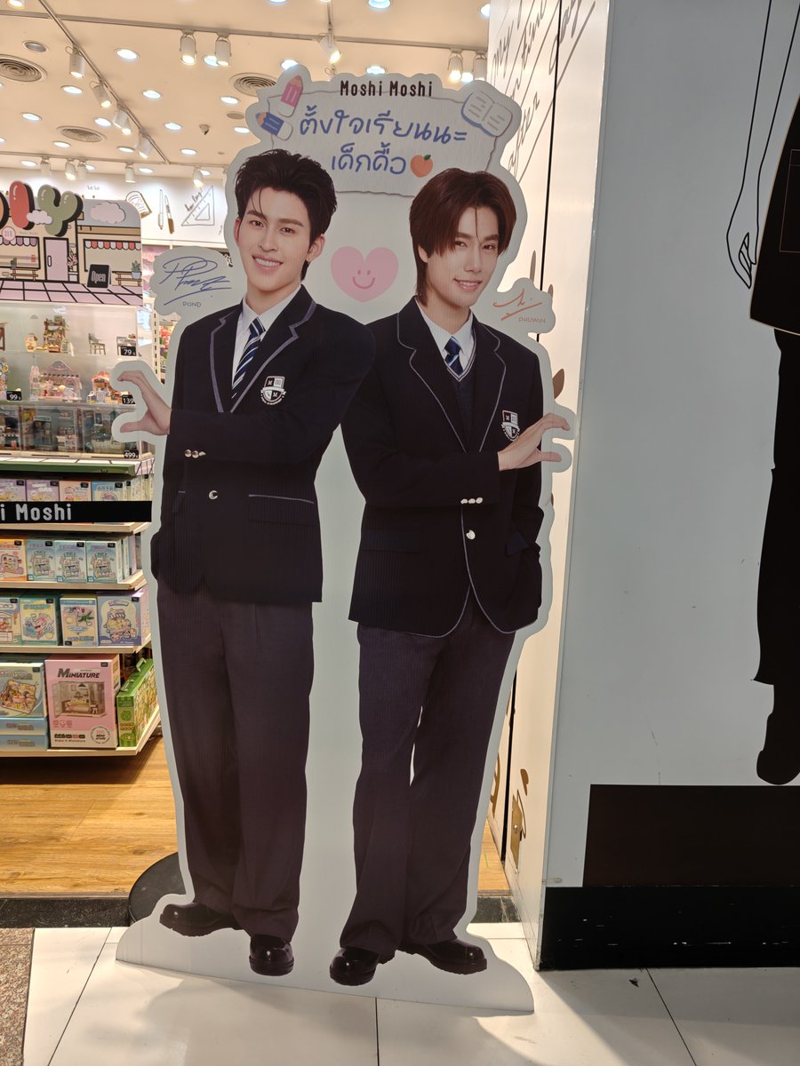 moon_ship's tweet photo. それにしても、空港線やお店の広告
やたらめったらPondくんが目についた
次点でBillkin、そしてPhuwinくんかな
(※私の呼び方にくんがついたりつかなかったりには特に意味も他意もない、呼びやすいか呼びにくいかだけ)
3年前はGFが多かったけど、今はそうなんだな、と思った https://t.co/Wi5zj5Sl8M